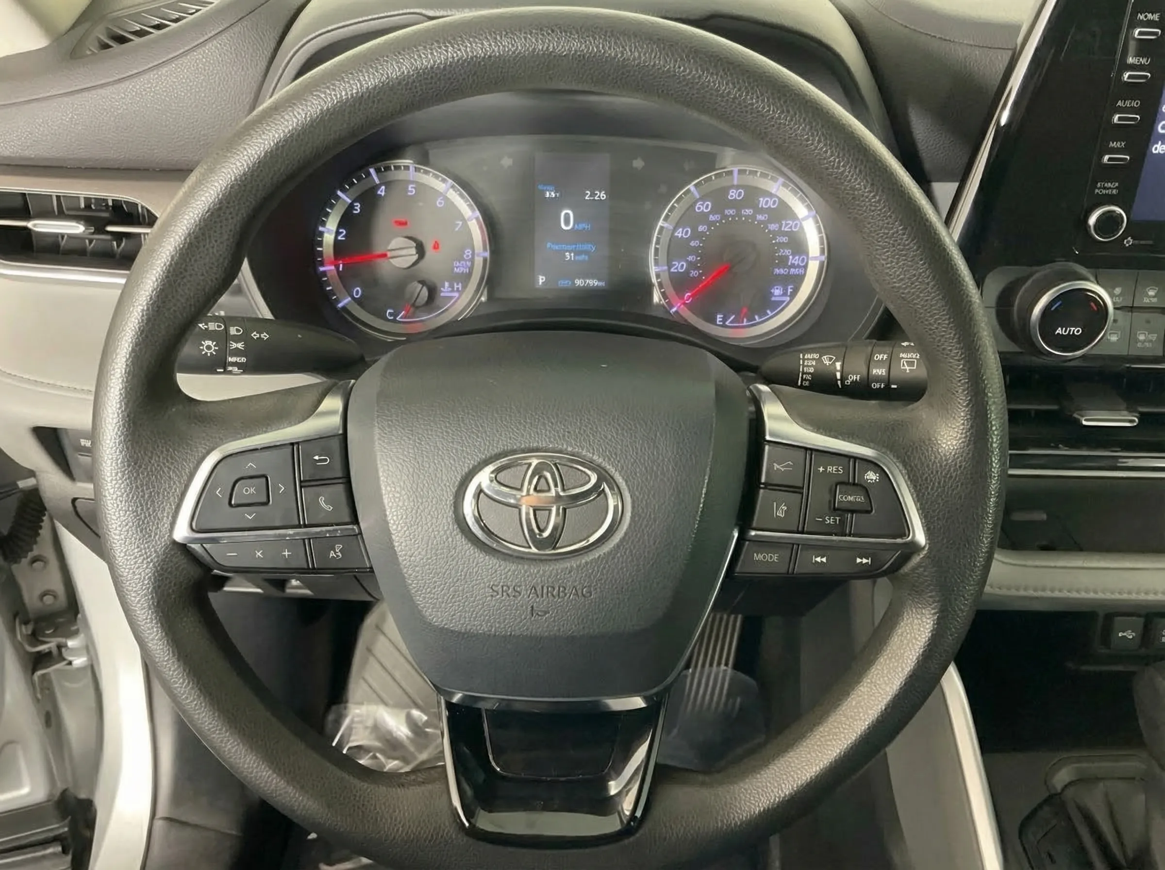 2020 Toyota Highlander L — thumbnail 11