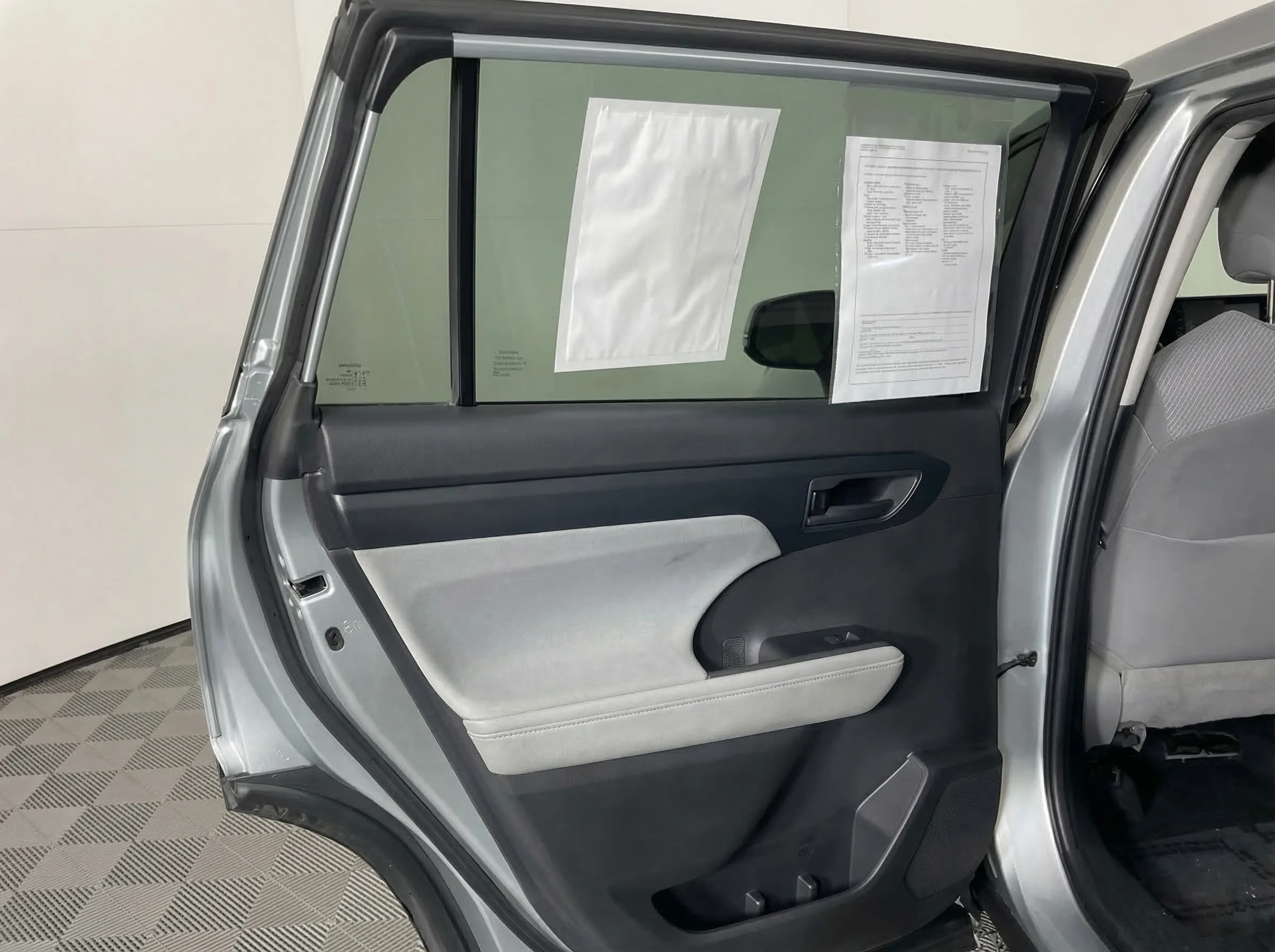 2020 Toyota Highlander L — thumbnail 16