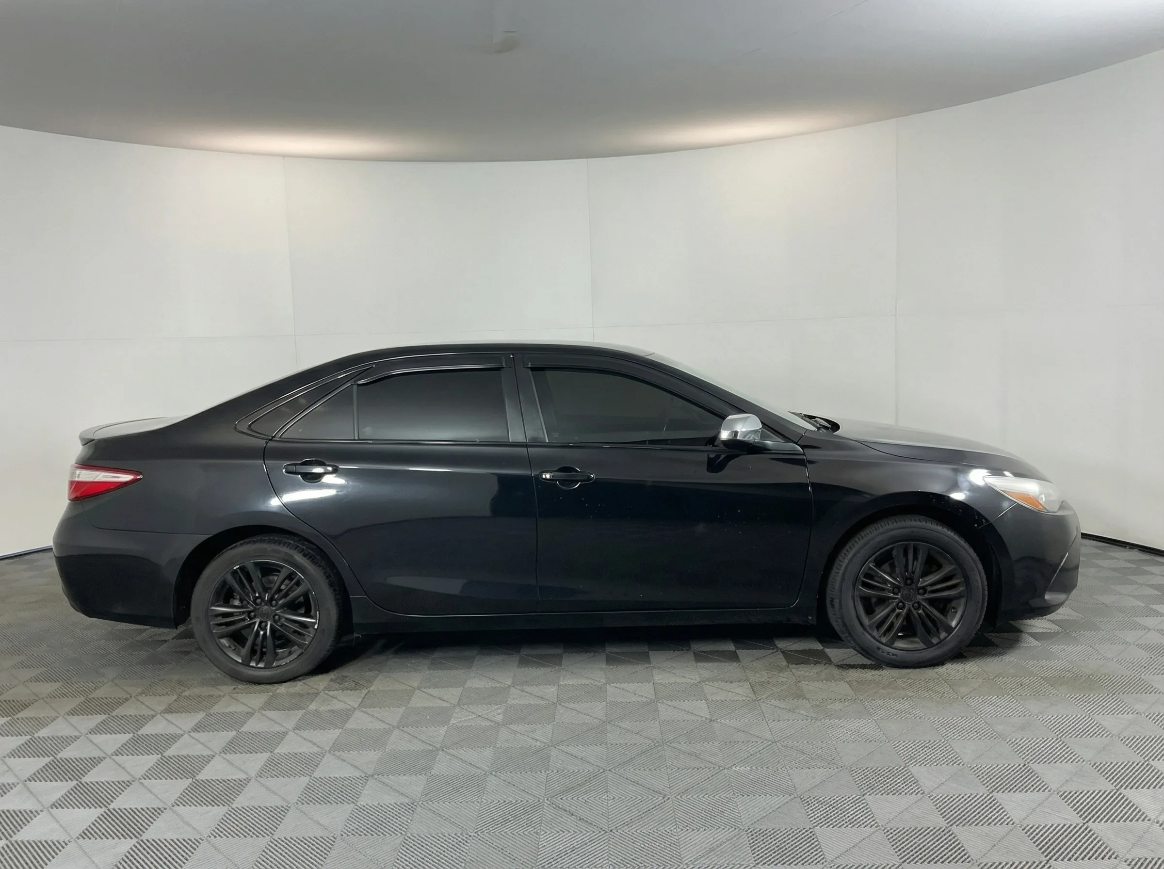 2017 Toyota Camry SE — thumbnail 5