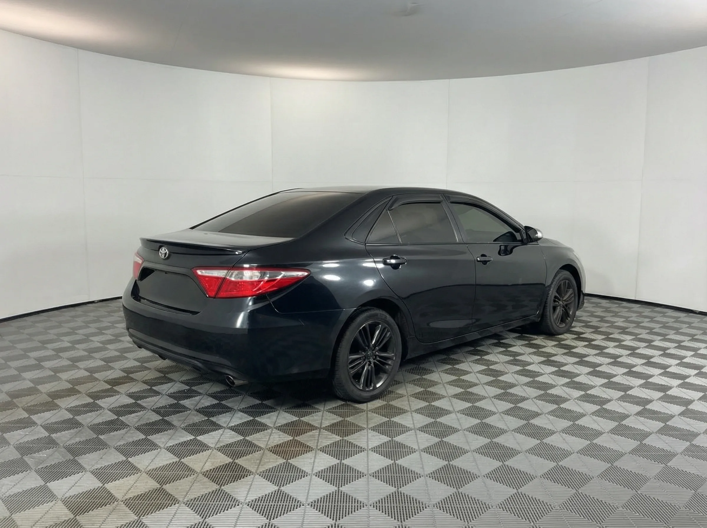 2017 Toyota Camry SE — thumbnail 3