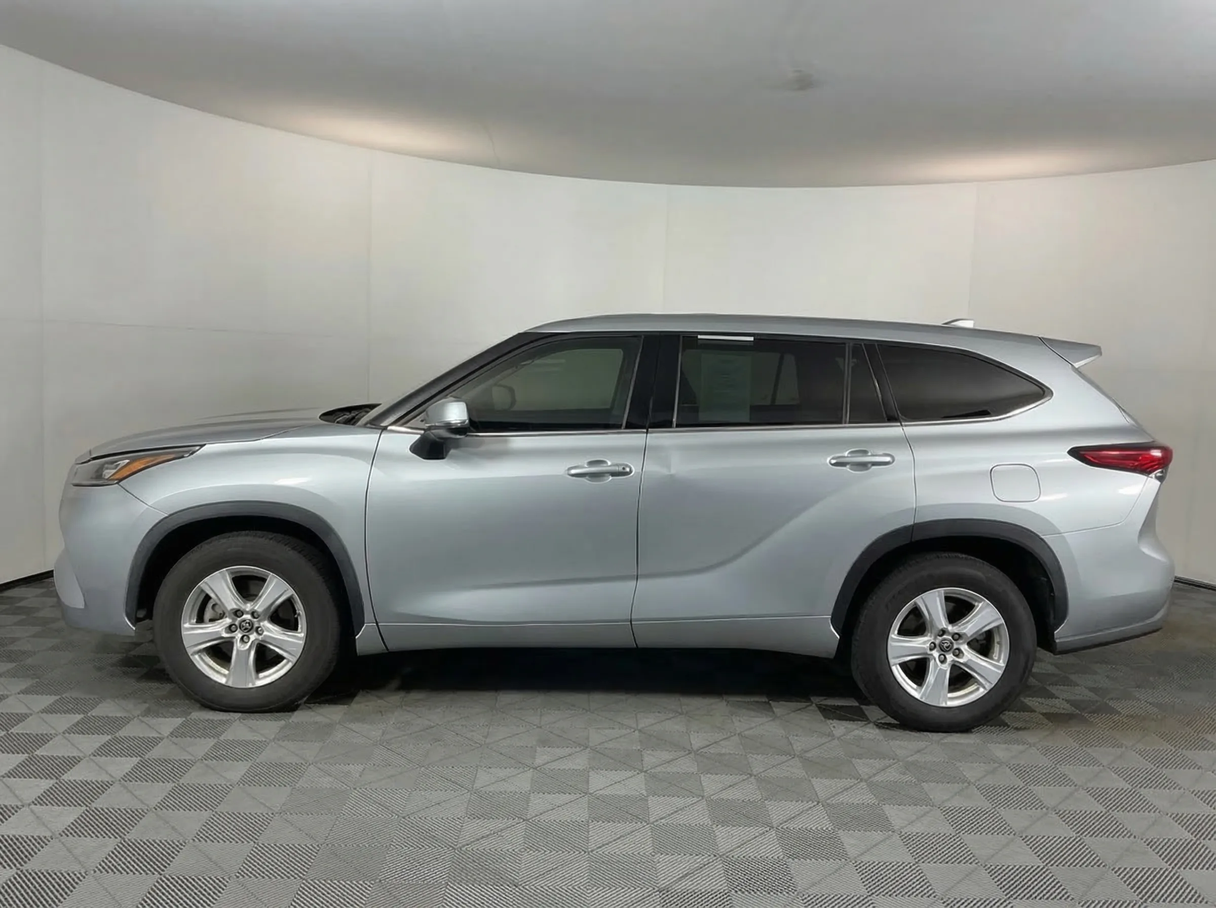2020 Toyota Highlander L — thumbnail 6