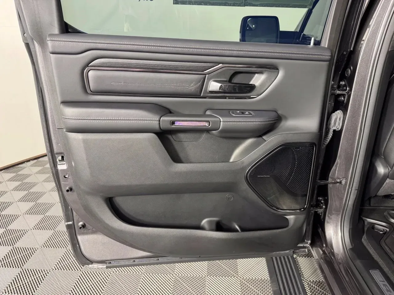 2024 Ram 1500 Limited — thumbnail 8